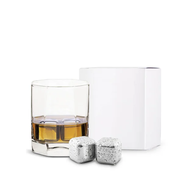 Hielo de acero para whisky en un vaso con una caja blanca sobre un fondo blanco — Foto de Stock