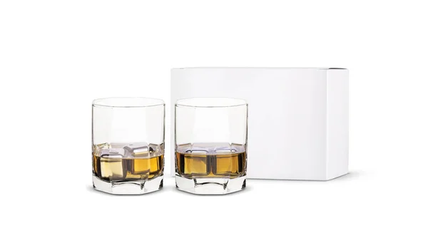 Hielo de acero para whisky en un vaso con una caja blanca sobre un fondo blanco — Foto de Stock