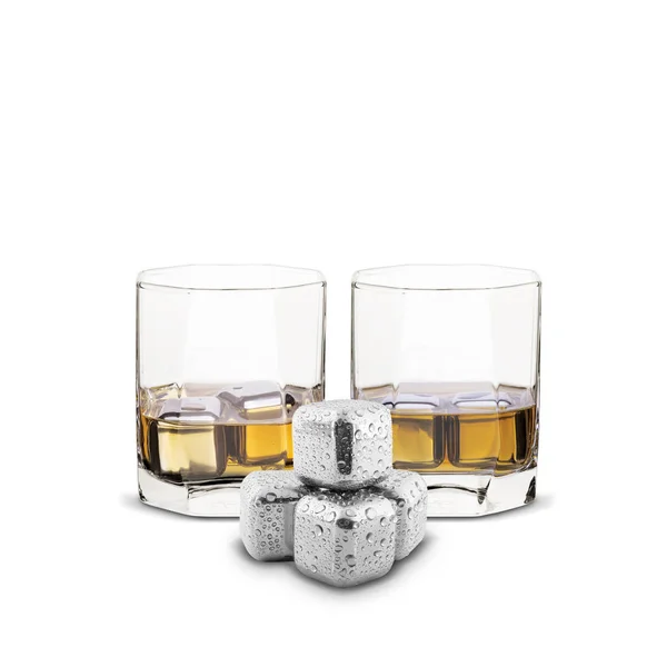 Стальной лед для виски в стакане на белом фоне — стоковое фото