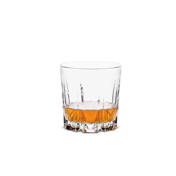 Whisky en un vaso sobre un fondo blanco — Foto de Stock