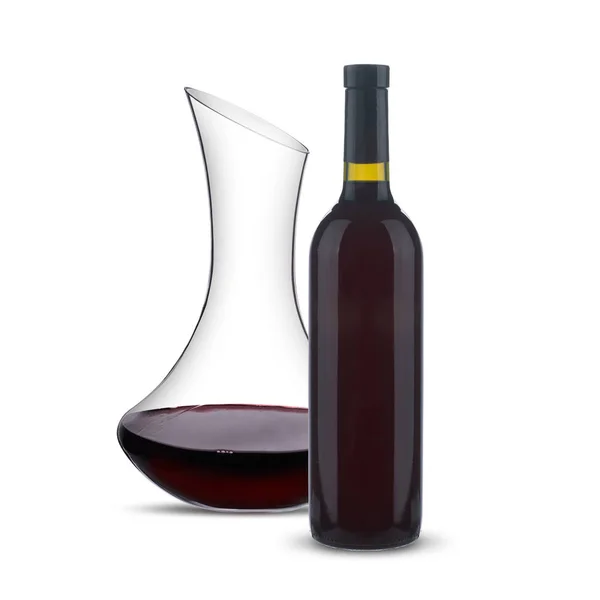 Красное вино с графином и бутылкой на белом фоне — стоковое фото