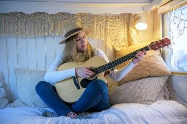 bir günde bir kamp minibüsün içinde oturan kız