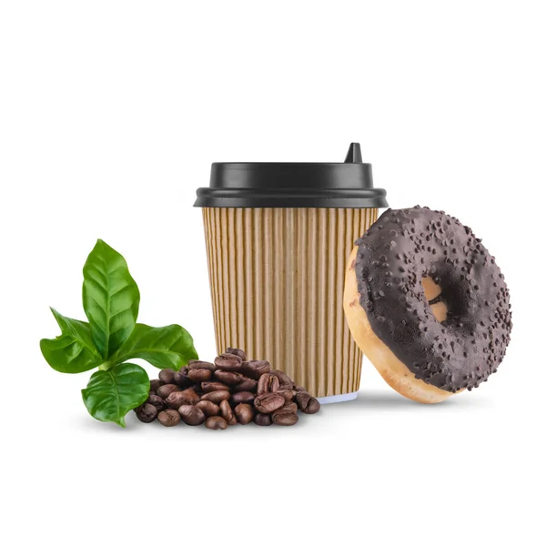 Kraft tasse de café en papier avec un couvercle noir et grains de café et beignet au chocolat sur un fond blanc — Photo