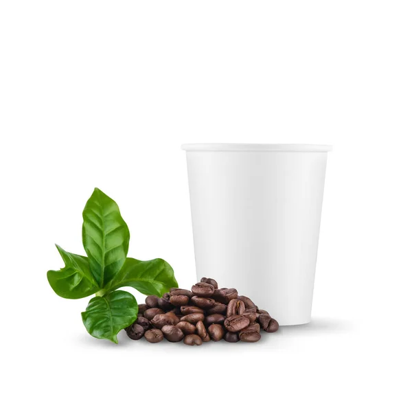 Copa de papel blanco con una tapa blanca de granos de café sobre un fondo blanco . — Foto de Stock