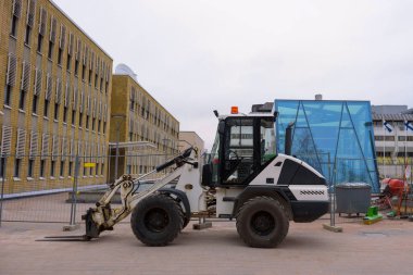 Traktör manipülatör kenti yakınlarındaki inşaat alanında duruyor