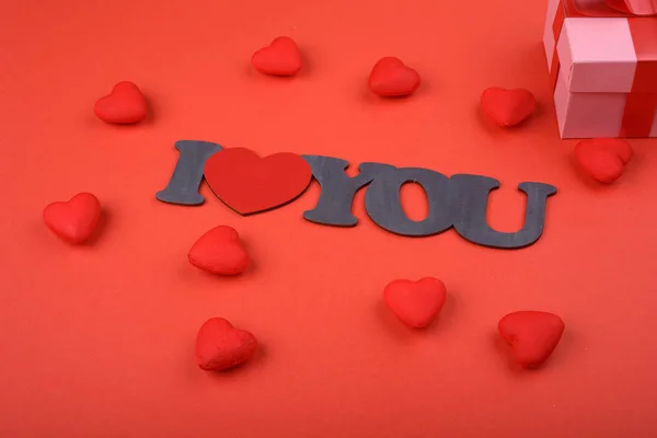 Ortasında bir yazıt ile kırmızı bir arka plan üzerinde kırmızı kalp seni seviyorum. Sevgililer günü. — Stok fotoğraf