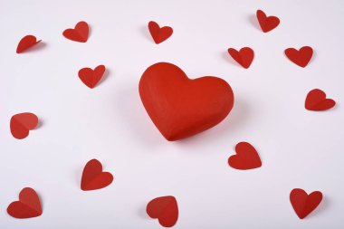 Kağıt beyaz zemin üzerine kırmızı kalpler. Sevgililer günü