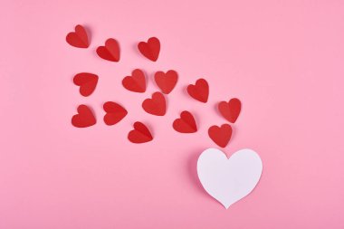 Sevgililer günü. Kalpleri hediye kutusu kartpostal vardı. Pembe arka plan öğeleri uçan kağıt.