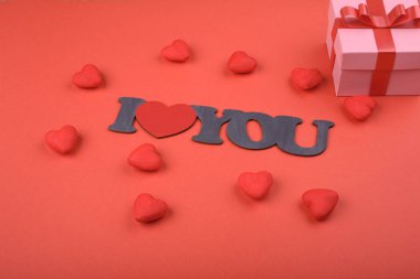 Kırmızı bir arka plan ve seni seviyorum yazıt kırmızı kalpler. Sevgililer günü