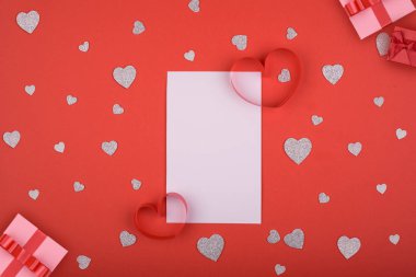Kalpler kırmızı bir arka plan üzerinde beyaz kartı. Sevgililer günü için kavram