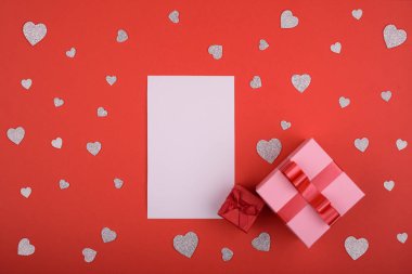 Sevgililer günü kavramı. Beyaz kağıdın kırmızı bir arka plan ve tek bir kalp. metin için yer