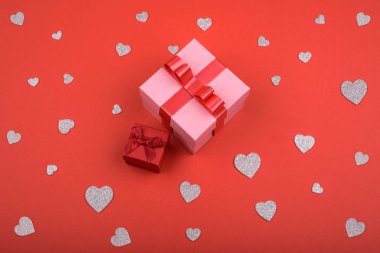 Sevgililer günü kavramı arka plan güzel bir arka plan üzerinde kalpleri ve hediye kutusu