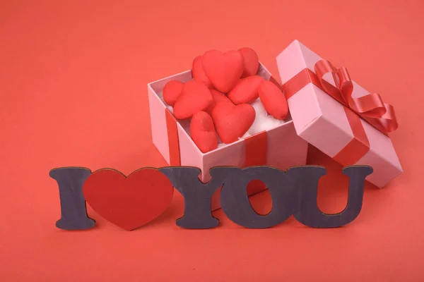 День Святого Валентина. Розовая подарочная коробка и тарелка я люблю тебя на красном фоне — стоковое фото
