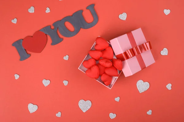 Szív és betűk szeretlek piros háttérre. Valentin-nap háttér — Stock Fotó