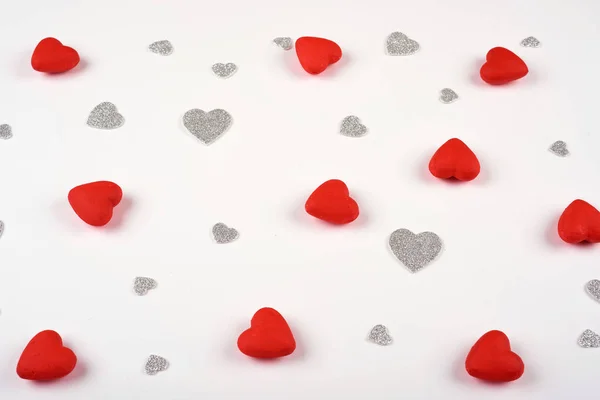 Muitos Corações Vermelhos Prateados Fundo Branco Dia Dos Namorados — Fotografia de Stock
