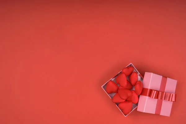 礼品盒与红色心脏里面在红色背景 情人节 母亲节 — 图库照片
