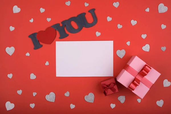 Geschenkbox Rosa Schachtel Auf Rotem Hintergrund Mit Der Aufschrift Love — Stockfoto