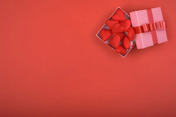 Подарочная Коробка Красным Сердцем Внутри Красном Фоне День Святого Валентина — стоковое фото