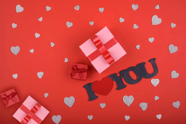 Díszdobozban. rózsaszín doboz piros háttér a felirat a szerelem youred és ezüst szív. Valentin-nap, anyák napja, ünnep. — Stock Fotó