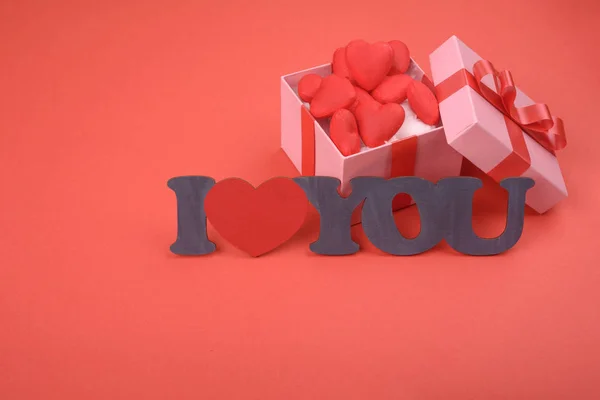 Подарочная коробка и надпись I love you on red background. День святого Валентина, День матери, праздник — стоковое фото