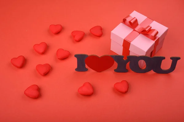 Красные сердца с подарочной коробкой на красном фоне и надписью "Я люблю тебя". вид сверху. День святого Валентина, День матери, праздник — стоковое фото