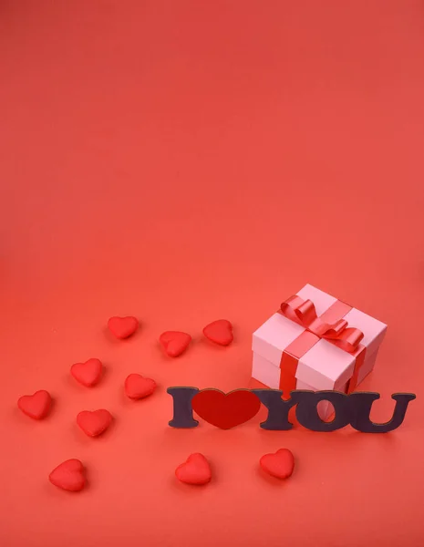 Черви и подарочная коробка на красном фоне. День святого Валентина, День матери, праздник — стоковое фото