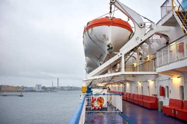 Gemi liman tarafındaki filika