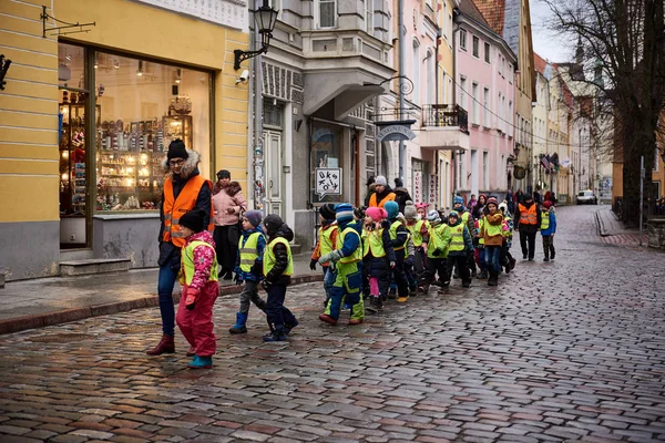 Helsinki Finlandia Dic 2018 Muchos Niños Caminan Chaleco Reflectante Luz Fotos De Stock