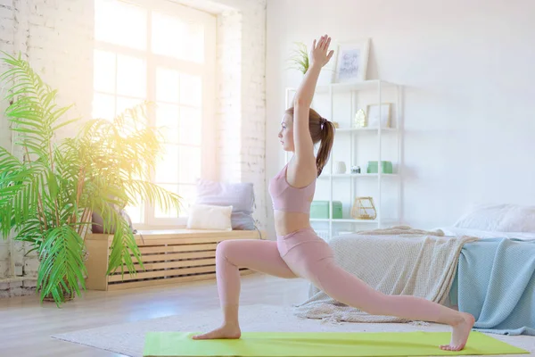 Spor genç kız, kadın evde kapalı yoga uygulamaları. Asana yoga, sağlık kavramı, kalbimde yoga