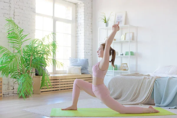Spor genç kız, kadın evde kapalı yoga uygulamaları. Asana yoga, sağlık kavramı, kalbimde yoga
