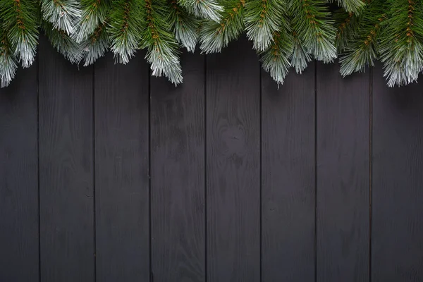 Natale o Capodanno decorazione sfondo: rami di abete, palline colorate, canna da zucchero su sfondo nero. Vista dall'alto con spazio di copia. Falt lay — Foto Stock