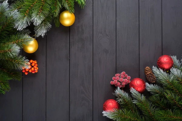 Різдвяний темний фон з різдвяними прикрасами, різдвяними цукерками, ялинковими кульками та ялинковою гілкою. Вид зверху з пробілом для копіювання . — стокове фото