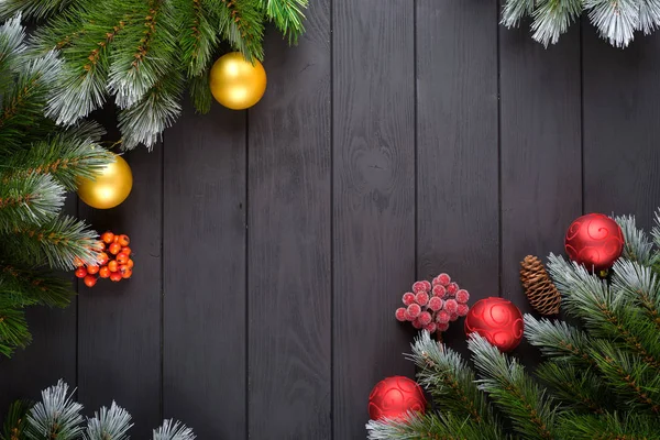 Noel dekorasyon, noel şeker kamışı, noel topları ve köknar dalı ile Noel koyu arka plan. Kopyalama alanı ile üstte görünüm.