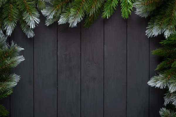 Natal ou Ano Novo decoração fundo: ramos de abeto, bolas coloridas, cana-de-açúcar no fundo preto. Vista superior com espaço de cópia. Falt lay — Fotografia de Stock