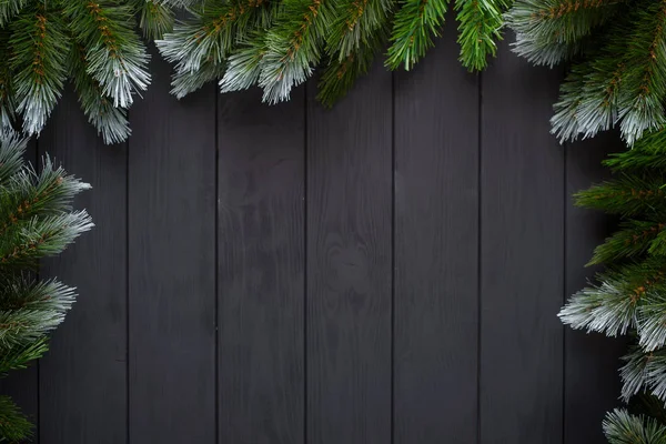 Natale o Capodanno decorazione sfondo: rami di abete, palline colorate, canna da zucchero su sfondo nero. Vista dall'alto con spazio di copia. Falt lay — Foto Stock