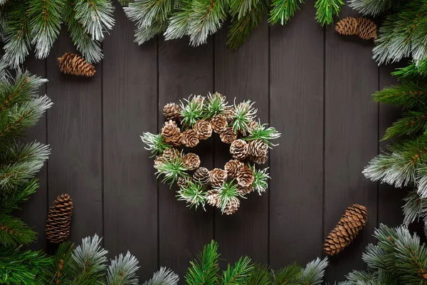 Fondo de decoración de Navidad o Año Nuevo: ramas de abeto, bolas de colores, bastón de caramelo sobre fondo negro. Vista superior con espacio de copia. Falt lay — Foto de Stock