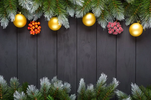Natale o Capodanno decorazione sfondo: rami di abete, palline colorate, canna da zucchero su sfondo nero. Vista dall'alto con spazio di copia. Falt lay — Foto Stock