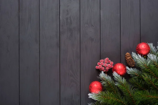 Kerst of Nieuwjaar decoratie achtergrond: Fir-Tree takken, kleurrijke ballen, riet van het suikergoed op zwarte achtergrond. Bovenste weergave met Kopieer ruimte. Falt lay — Stockfoto