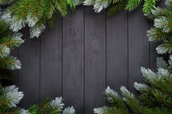 Jul eller nyår dekoration bakgrund: Gran-trädgrenar, färgglada bollar, godis käpp på svart bakgrund. Övervy med kopierings utrymme. Falt Lay. — Stockfoto