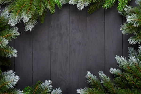 Kerst of Nieuwjaar decoratie achtergrond: Fir-Tree takken, kleurrijke ballen, riet van het suikergoed op zwarte achtergrond. Bovenste weergave met Kopieer ruimte. Falt lay. — Stockfoto