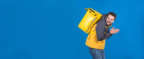 Emocionální Poslíček Úsměvem Tváři Žluté Uniformě Sáčkem Ledničky Zádech Tře — Stock fotografie