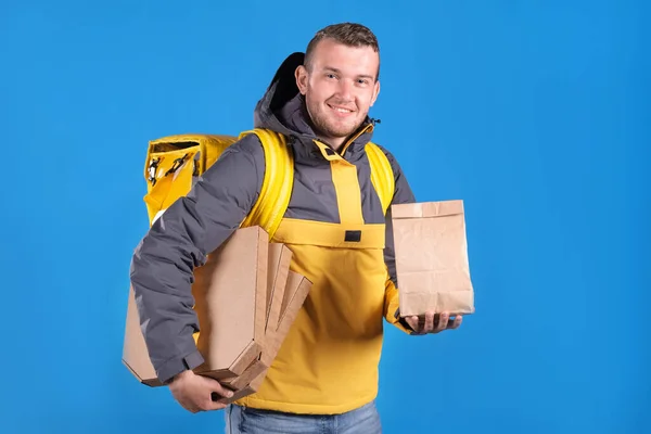 Retrato Mensajero Sin Afeitar Sonriendo Uniforme Amarillo Sosteniendo Cajas Pizza — Foto de Stock