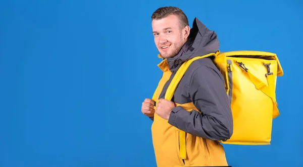 Joven Chico Sonriente Reparto Comida Caucásica Uniforme Amarillo Bolsa Refrigerador — Foto de Stock