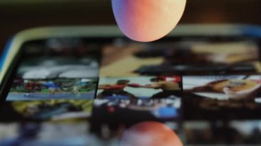 Saint Petersburg, Rusya-30 Nisan 2020: Instagram hesabı üzerinden tablet parşömenlerini kullanarak yakın plan kişi, haberlere kayar ve ekrana bağlanır. Kapat.