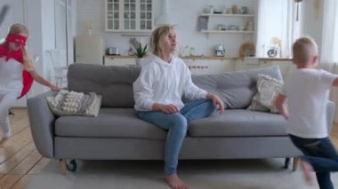 Yoğun bir günden yorgun düşen genç anne, evde koşuşturan yaramaz çocukların gürültüsü ve çığlıkları yüzünden baş ağrısı ile koltukta oturuyor ve başını tutuyor. Ailede yaramaz zor çocuklar