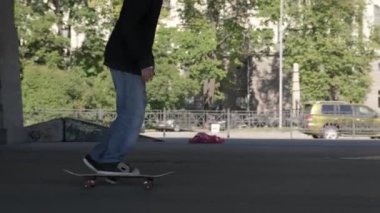 Profesyonel ekstrem sporcu kaykaya biner ve paten sahasında köprü altında çeşitli numaralar yapar. Gençler sokakta kaykay parkında kötü infaz numaraları sergiliyor..