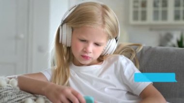 Genç sarışın kız elinde telefonla evde oturuyor ve kuryeyle iletişim kuruyor. Boş sohbet pencereleri sosyal ağlarda ekranda görüntülenir. Sosyal ağların animasyonu, sohbet, haberci