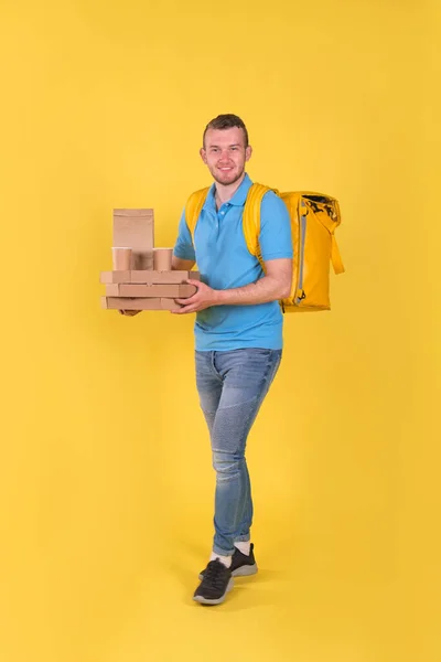 Joven Chico Sonriente Entregando Comida Del Restaurante Uniforme Azul Con — Foto de Stock