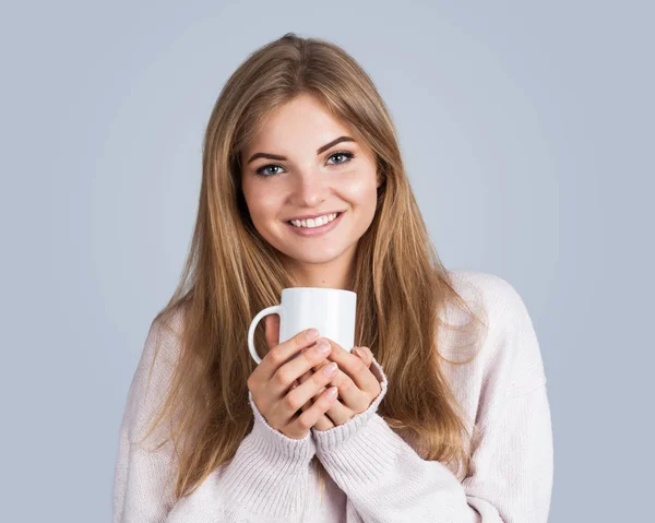 Mujer olorosa con taza — Foto de Stock