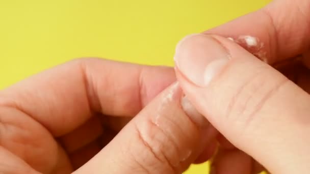 保湿化粧品クリーム ビロードスキンコンセプトを適用する女性の手 保湿と手や爪の概念の皮膚を栄養 — ストック動画